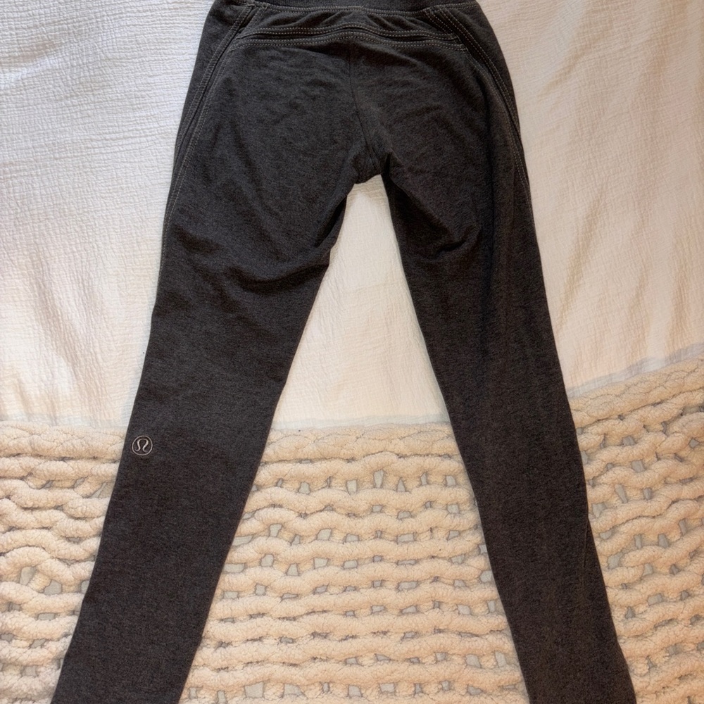 Lululemon stretchy Gray Leggings Sleek Form-Fitting Design